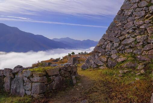竹田城跡を包む壮大な雲海と秋の絶景 竹田城跡,雲海,天空の城の写真素材