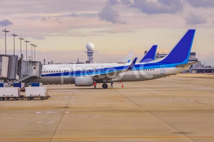 飛行場の風景 飛行機,旅客機,航空機の写真素材