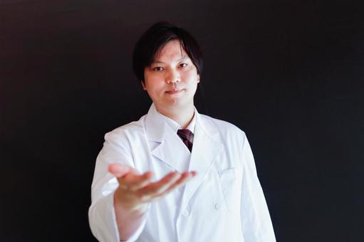 白衣の男性医師の手招き 白衣の男性医師の手招き 男性,医師,白衣の写真素材
