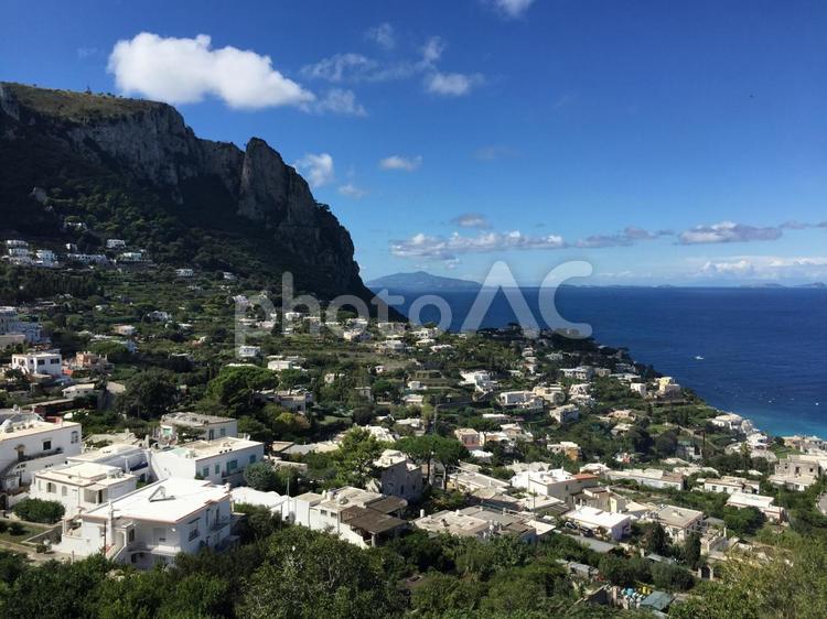 カプリ島　夏の山と海と緑の町並み カプリ島,カプリ,イタリアの写真素材