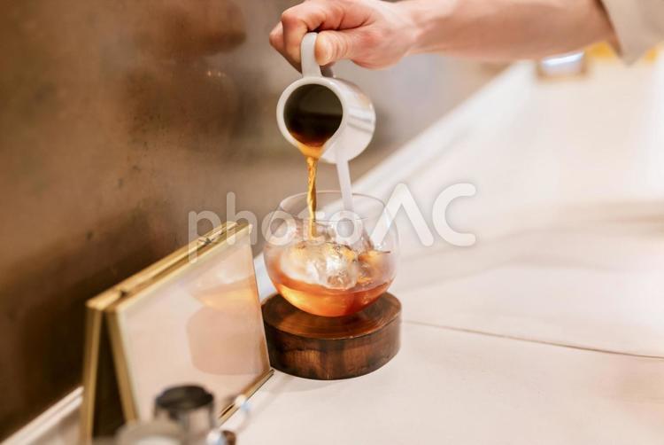 アイスティーを注ぐシーン アイスティー,カフェ,屋内の写真素材