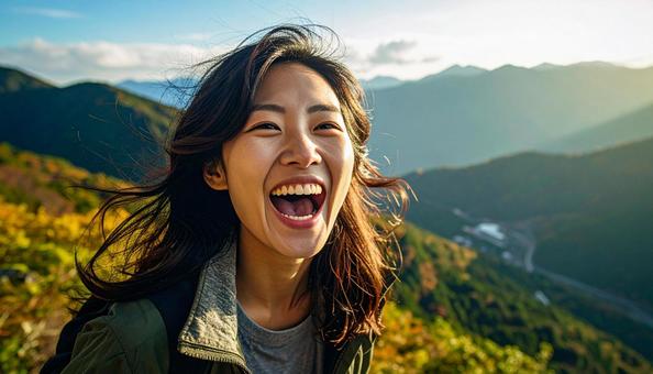 口を開けて笑う女性 口を開けて笑う女性の写真