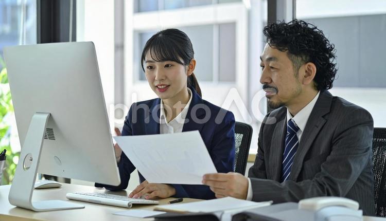 上司にデータを説明する女性社員 ビジネスマン,男性,女性の写真素材