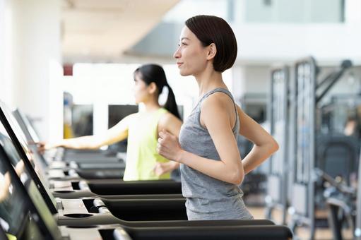 ジムでトレーニングするミドルの女性 ジム,フィットネス,トレーニングの写真素材