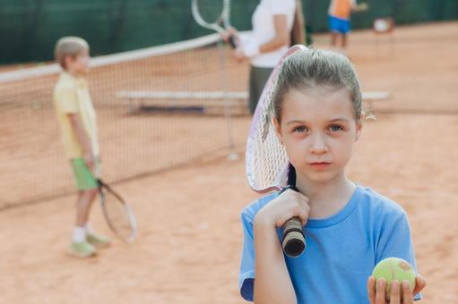 ボールをもってしかめっ面の女の子 女の子,子供,テニスの写真素材
