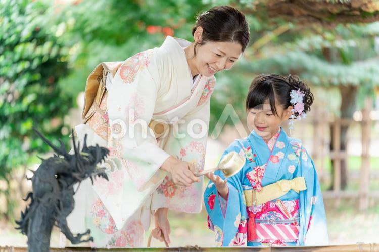 神社で手を洗う親子 七五三詣,七五三,七五三参りの写真素材
