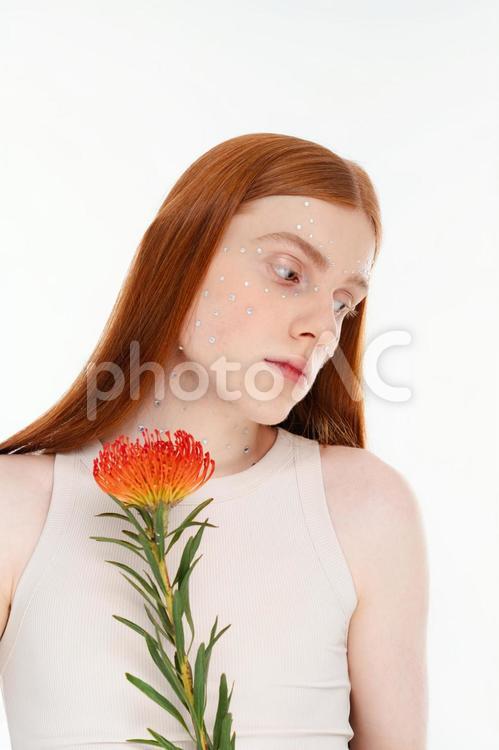 花を持ちうつむく女性 女性,うつむく,花の写真素材