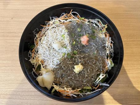 生しらす丼 しらす,釜揚げ,沖漬けの写真素材