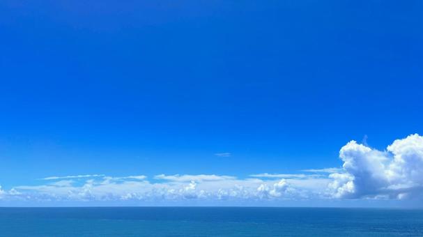 青空と水平線(雲が少なめ) 青空と水平線(雲が少なめ)の写真