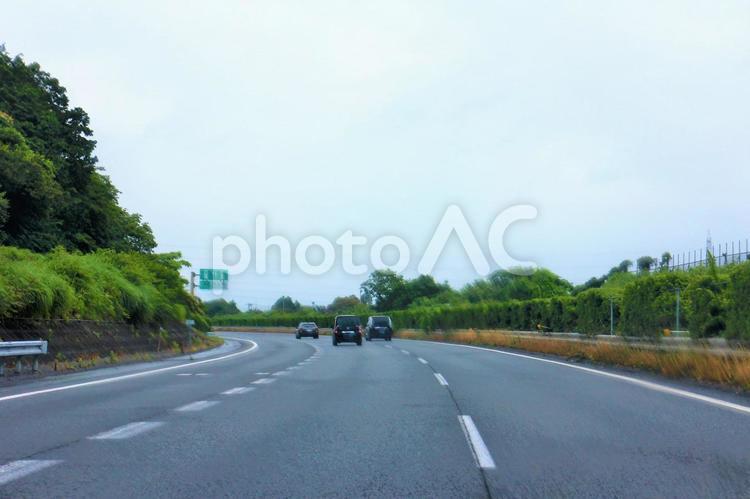 雨の日の高速道路３車線 高速道路,雨,濡れた道路の写真素材