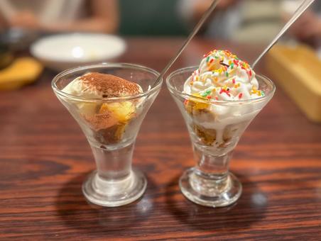 ティラミスとソフトクリームのミニパフェ ティラミスとソフトクリームのミニパフェ カフェ,パフェ,スイーツの写真素材