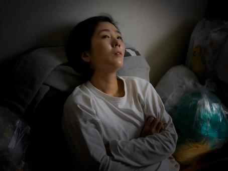 34:ゴミに囲まれている女性 34:ゴミに囲まれている女性 ゴミ部屋,ゴミ屋敷,汚部屋の写真素材