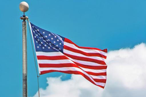 青空にたなびくアメリカ合衆国の旗 アメリカ,国旗,星条旗の写真素材