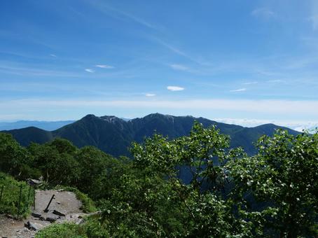 北岳 草すべりから望む鳳凰三山 北岳 草すべりから望む鳳凰三山 鳳凰三山,草すべり,北岳の写真素材