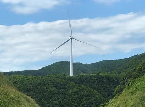 緑の山と風力発電 風車,風力発電,山の写真素材