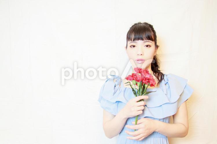 母の日を祝う水色ワンピースの女性 女性,母の日,美人の写真素材