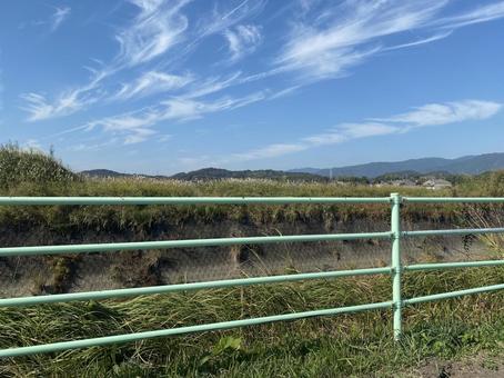 フェンスの向こうの風景 空,フェンス,ガードレールの写真素材