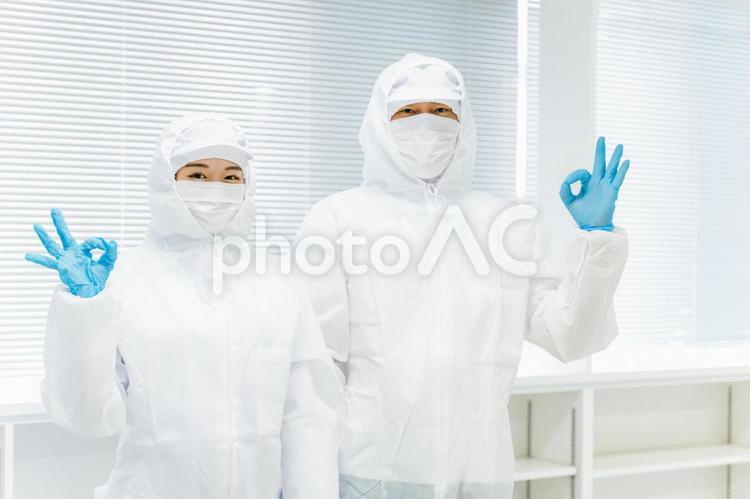 クリーンルームで防塵服を着た男女 工場,クリーンルーム,工業の写真素材