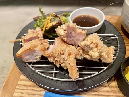 熱々ジューシーな鶏の唐揚げ 熱々ジューシーな鶏の唐揚げ 唐揚げ,鶏肉,和食の写真素材