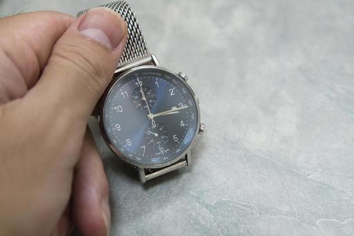 テーブルに置かれたビジネス腕時計を持つ テーブルに置かれたビジネス腕時計を持つ 腕時計,時計,メンズウォッチの写真素材
