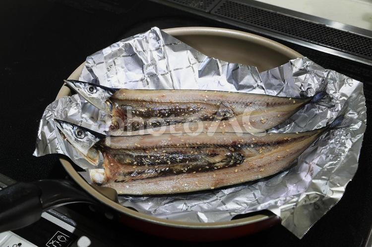 サンマの開き（フライパンで焼く） 秋刀魚,サンマ,開きの写真素材