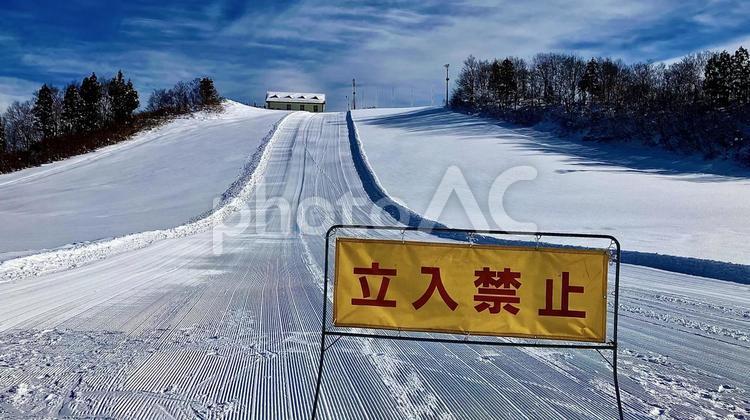 スキー場のスロープと立入禁止看板 スロープ,雪,スキー場の写真素材