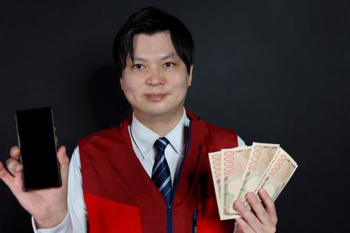 スマホと現金を持つ男性 スマホと現金を持つ男性の写真