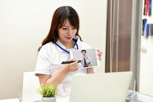 オンライン診療するアジア人の女性看護師 オンライン診療するアジア人の女性看護師 看護師,女性,医療の写真素材