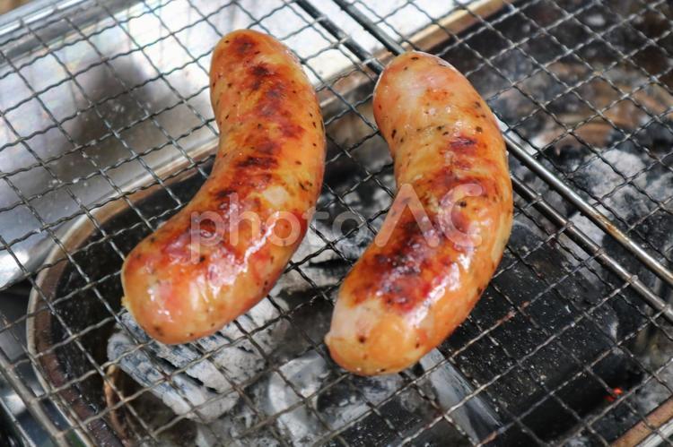炭火で焼くソーセージ ソーセージ,ジャンボソーセージ,フランクフルトの写真素材