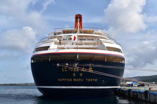 寄港地に停泊する客船にっぽん丸の船尾 にっぽん丸,客船,船の写真素材