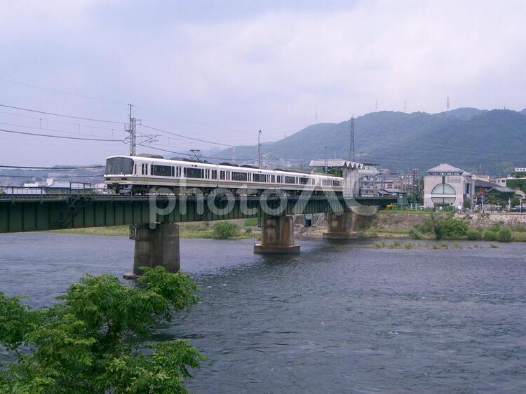 宇治川を渡る221系 電車,鉄道,みやこ路快速の写真素材
