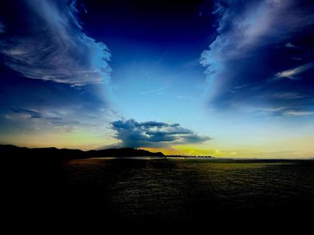 幻想的な海の夜景 幻想的な海の夜景の写真