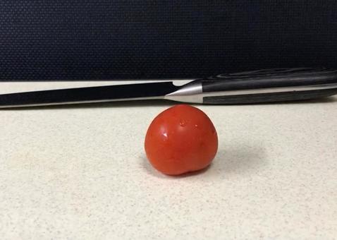 まな板に置かれたプチトマトの写真