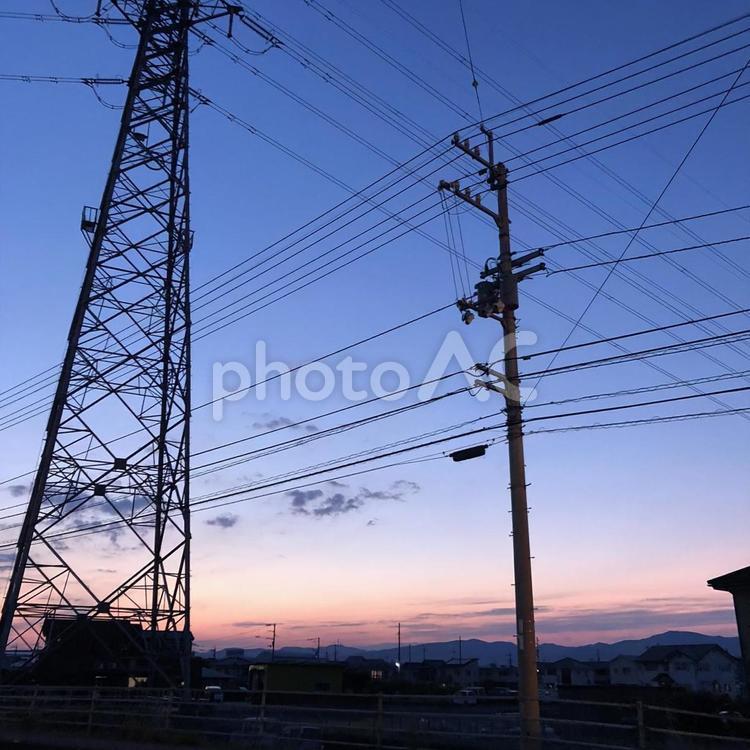 夕暮れ 夕焼け,電圧,電気の写真素材