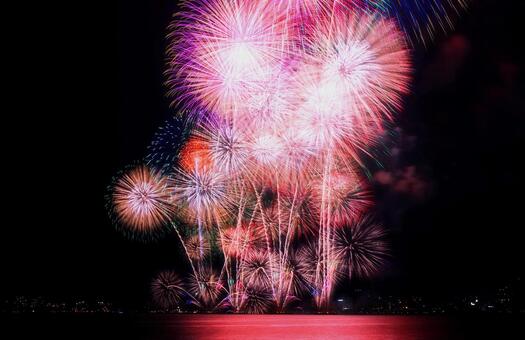 鮮やかな湖上打ち上げ花火/松江水郷祭 花火,打ち上げ花火,湖上花火の写真素材