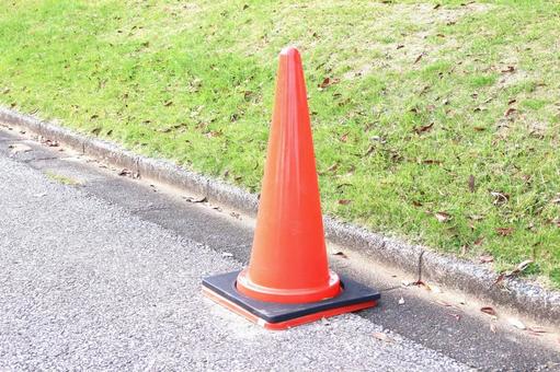 道路に置かれた「駐車禁止のカラーコーン」 カラーコーン,パイロン,赤の写真素材