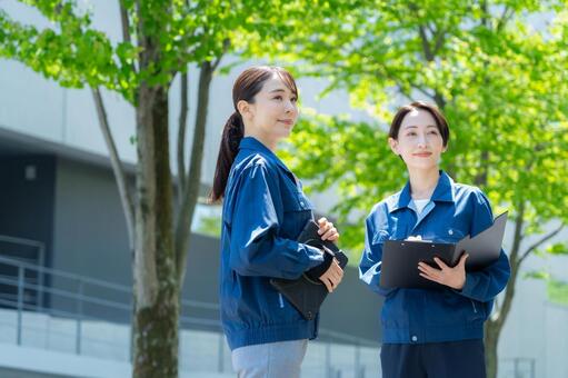 ビルメンテナンスする女性エンジニア 不動産,エンジニア,建築の写真素材