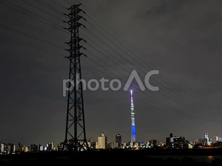 夜の荒川を挟んだ街並み スカイツリー,川,ライトアップの写真素材