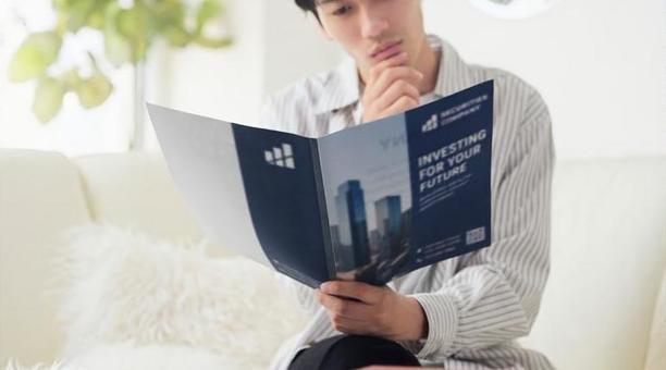 投資について考えるアジア人男性 投資について考えるアジア人男性 男性,投資,考えるの写真素材