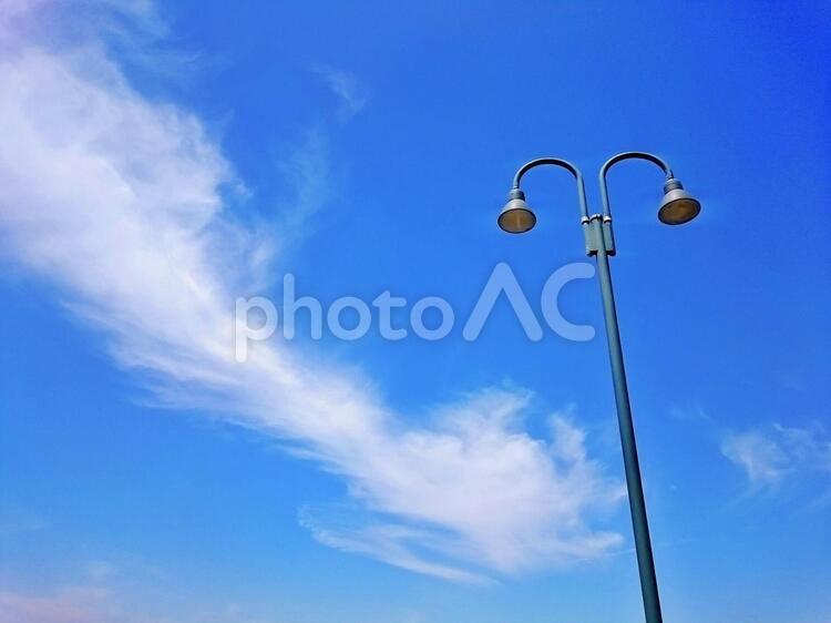 五月の午前の空/3 電灯,街灯,公園の写真素材