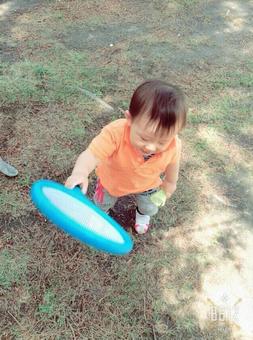 公園で遊ぶ幼児 公園で遊ぶ幼児の写真