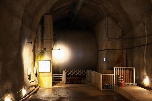 トンネル奥の巨大な管 管,水道管,鉄管の写真素材