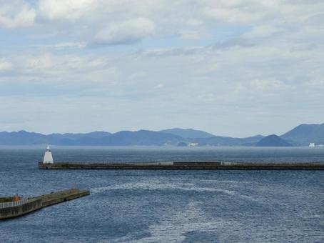 青森港の防波堤と青森湾 青森港の防波堤と青森湾 青森湾,陸奥湾,青森港の写真素材