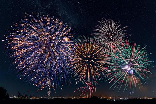 夏の花火大会の打ち上げ花火 夏の花火大会の打ち上げ花火の写真