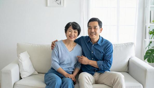 部屋で会話するミドルエイジカップル 部屋で会話するミドルエイジカップルの写真