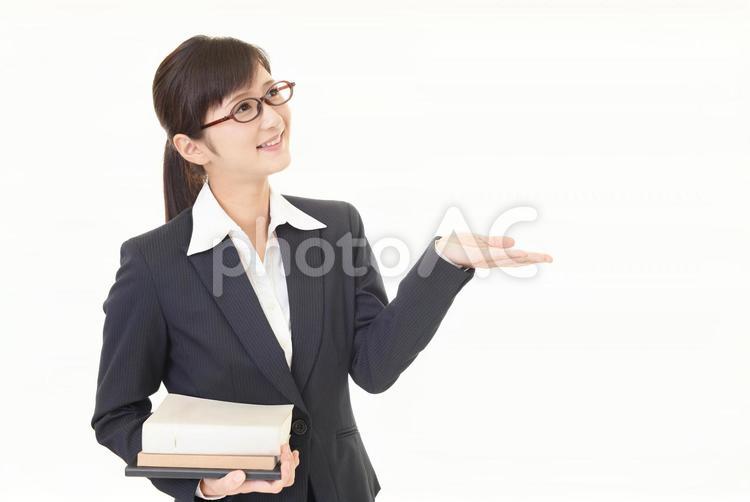 掌を見せる笑顔の女性教師 女性,女,教師の写真素材