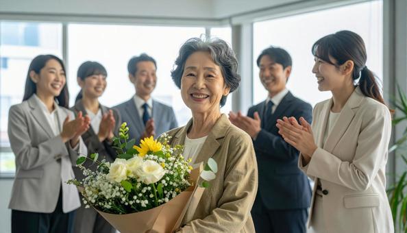 定年退職するベテラン社員 定年退職するベテラン社員の写真