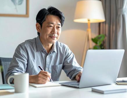 オンライン授業を受ける社会人の写真