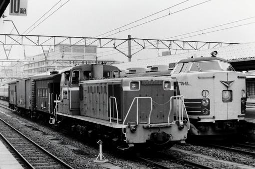 DD16形と485系特急電車 DD16形と485系特急電車 のりもの,鉄道写真,鉄道車両の写真素材