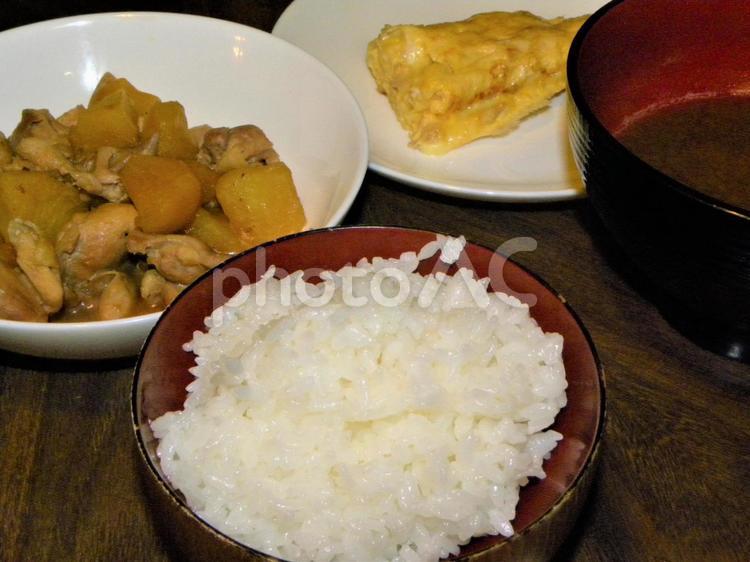 ある日の夕食　鶏肉とりんごのハチミツ煮　卵焼き　みそ汁　ごはん ごはん,ご飯,たまごやきの写真素材